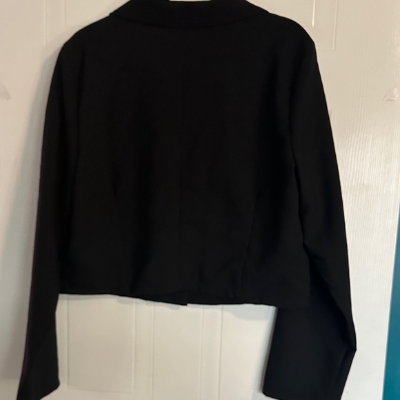 NWOT Modern Black Cropped Blazer w/ Button and Pocket Accents - Picture 8 of 8